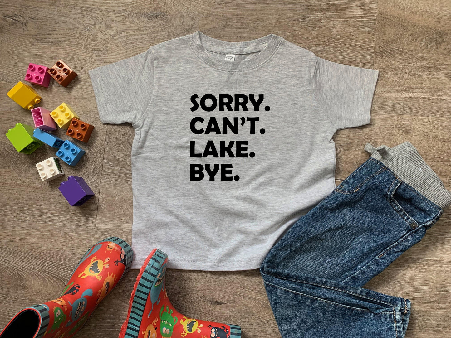 a t - shirt that says sorry, can't lake bye