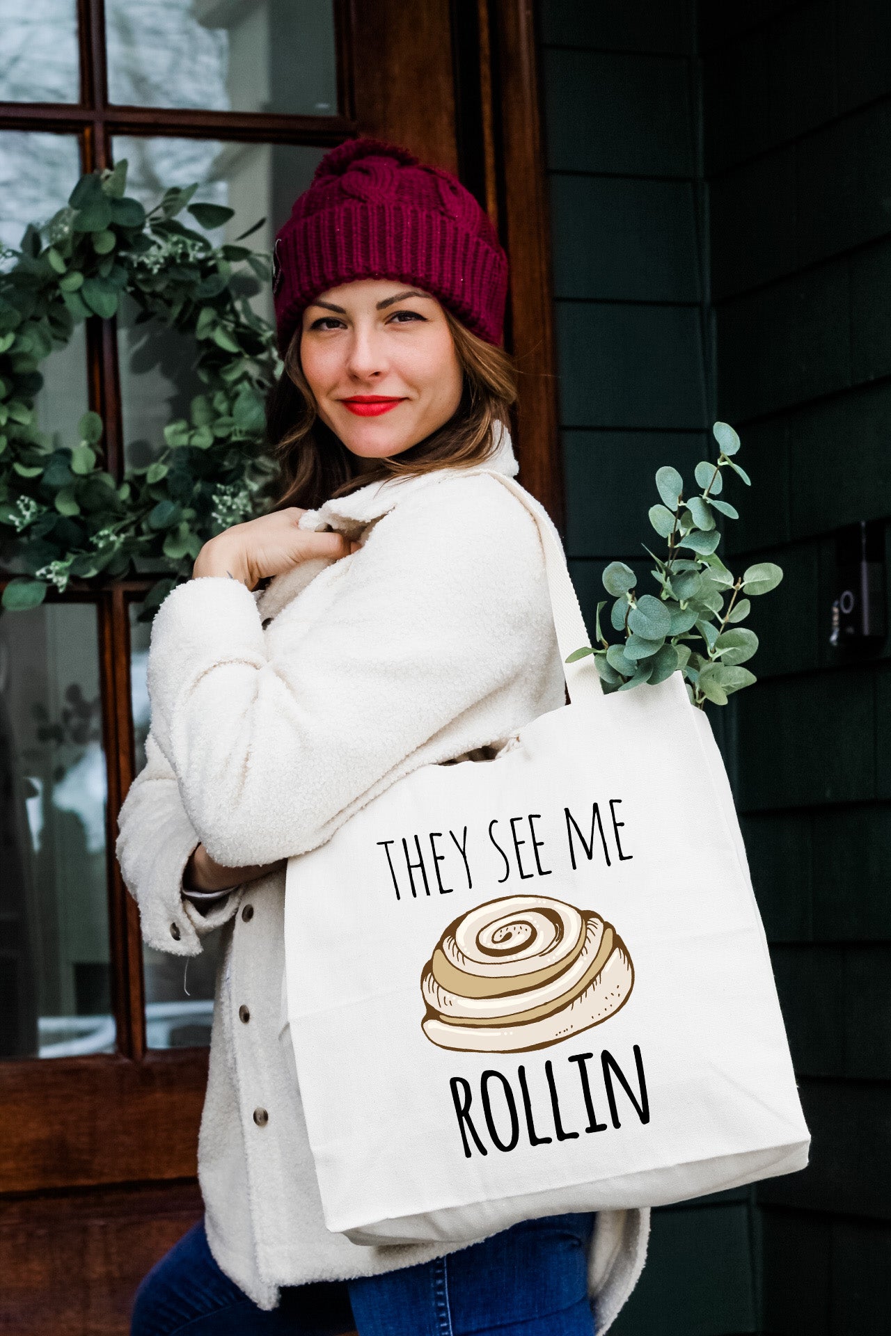 a woman carrying a bag that says they see me rollin