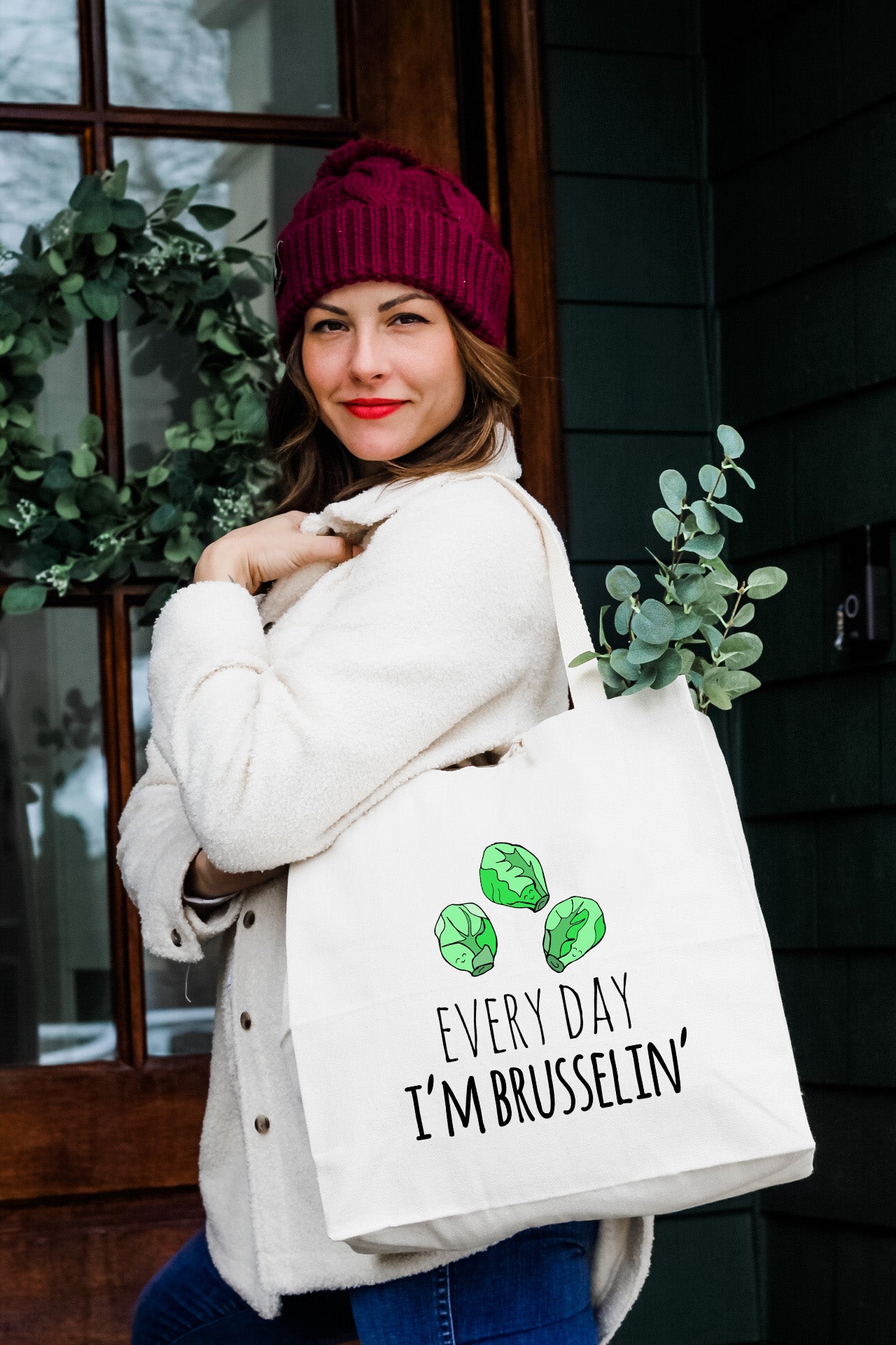 a woman carrying a bag that says every day i'm brussels